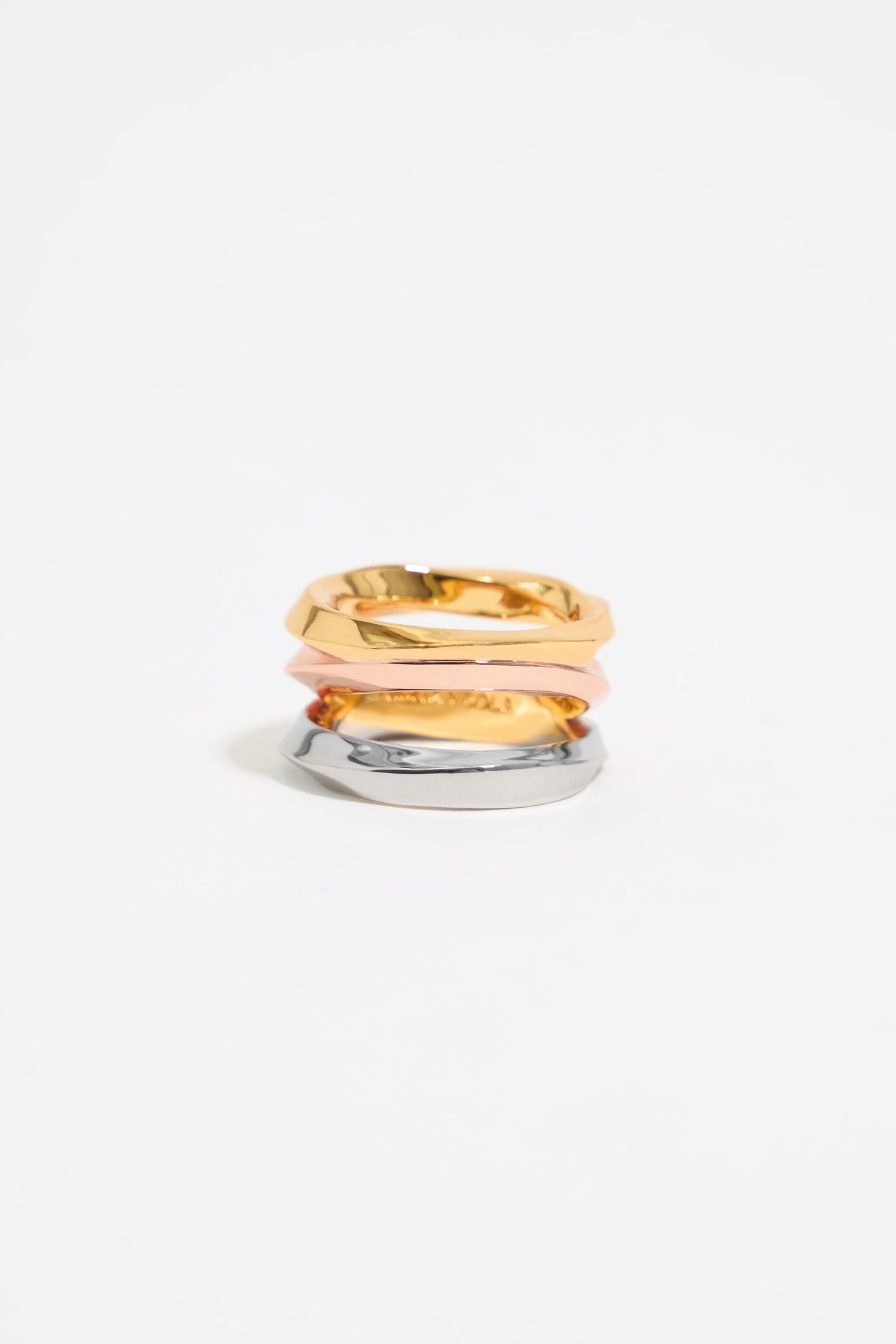 Multicolor textured crossed ring