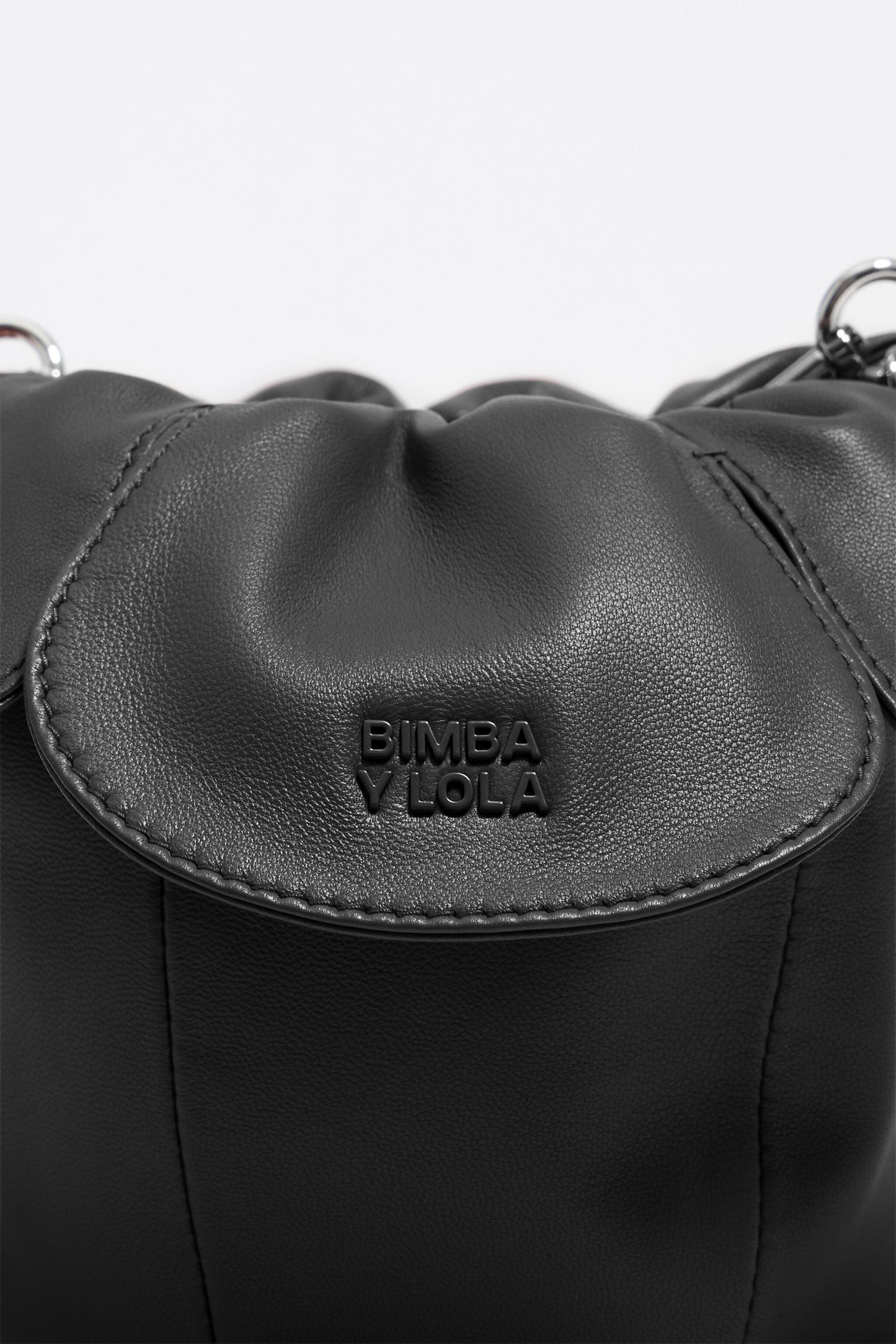 Black leather Pétalo bag