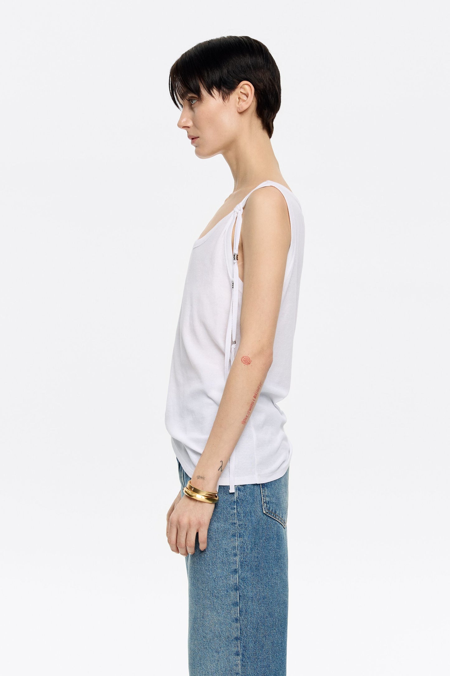 Ivory ribbed T-shirt with metal rings