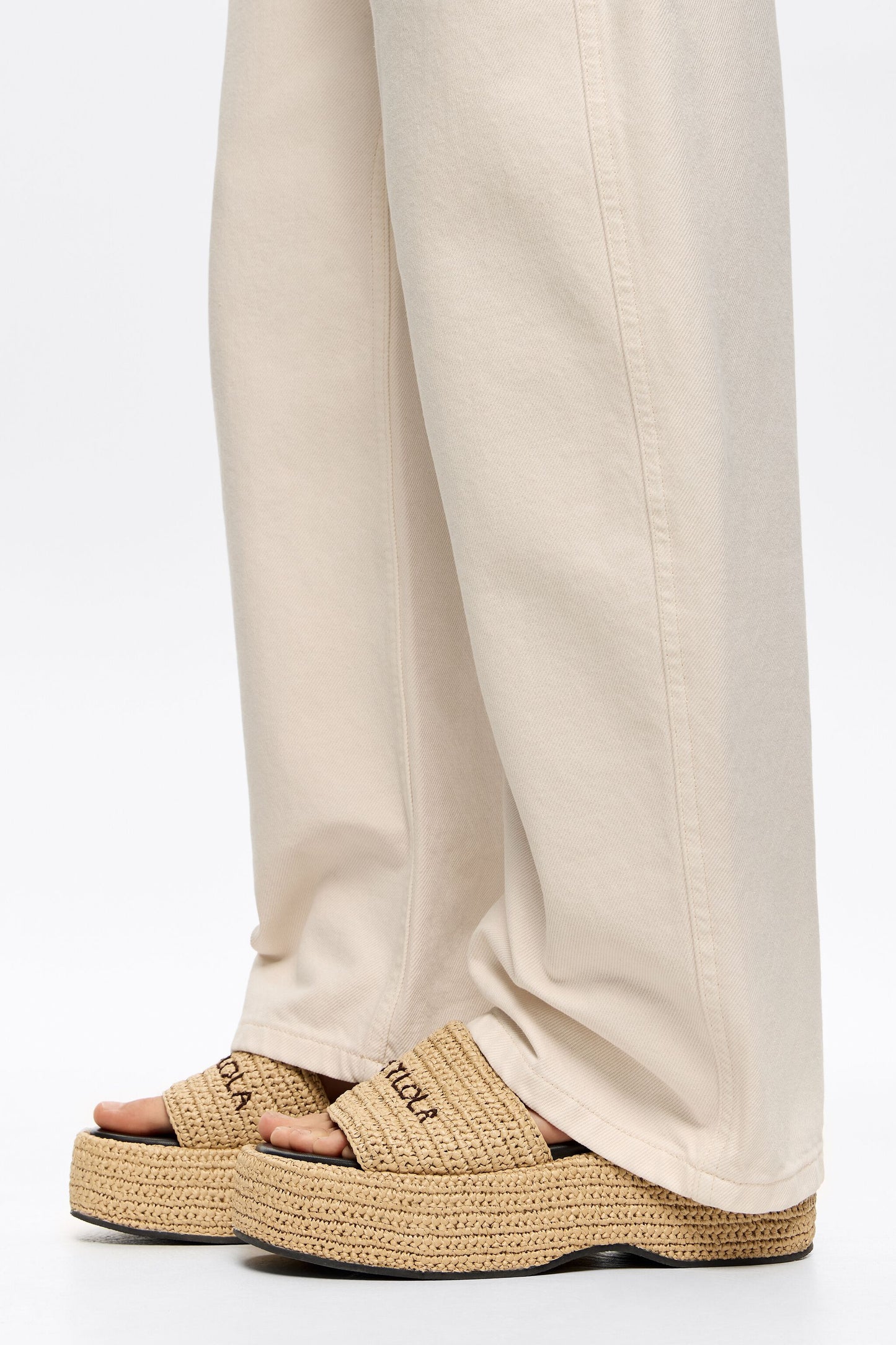 Beige raffia platform sandal